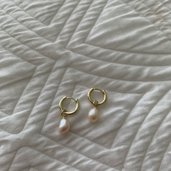 Kendra Scott Willa Gold Pearl Huggie Earrings in Freshwater Pearl - Picture 4 of 7